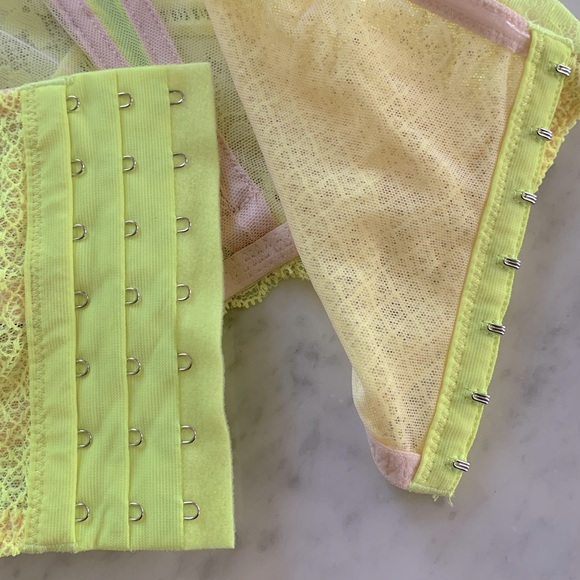 NWOT Victoria’s Secret neon yellow bustier with deep V pale pink trim Size S - Picture 4 of 5